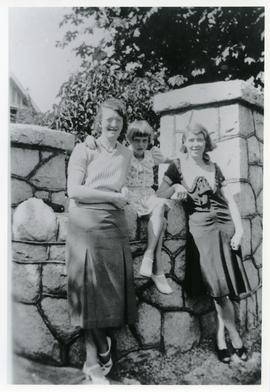 Margaret Hughes, Millicent Hughes, and Sylvie Hughes in front of Maynard Home