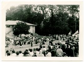 Crowds viewing Buccaneer Days parade, 1971