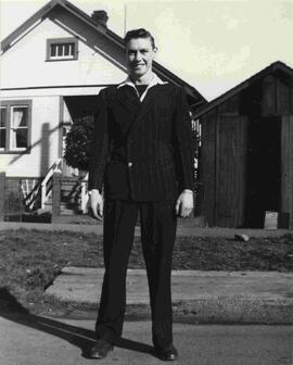 Bill Chambers on Lyall St.