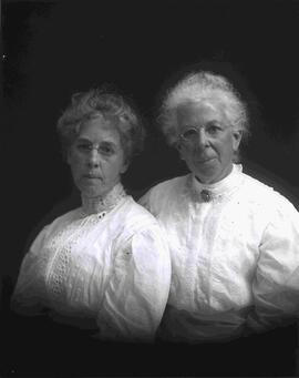 Elizabeth Simpkin (right) and daughter Dora Heard (nee Simpkins)