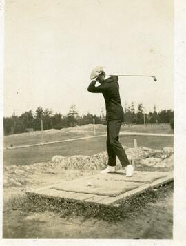 Roy McConnel teeing off at United Service Golf Club, Macaulay Point