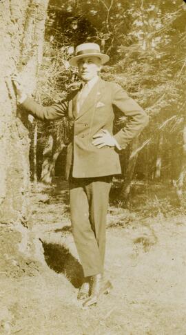 Man leaning against fir tree