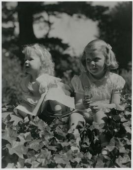 Dorothy and Rosina Lane in garden of Olde England Inn