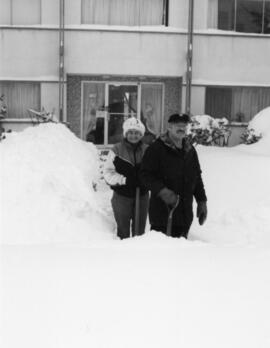 Blizzard of 1996 - Digging their way out
