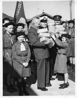 Mayor Alfred Wurtele and Girl Guides